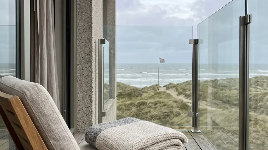 Symbolbild zu Budersand Hotel Golf & Spa Sylt: Ein Linksplatz in den Dünen, ein Michelin-Stern und weiße Häuser mit Zedernholz auf Sylt