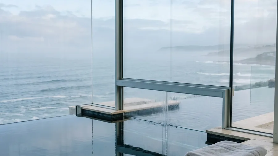 Symbolbild zu Cliff House Hotel: Ein verglastes Haus in einer irischen Klippe, mit Sternenküche und Meer in jedem Fenster